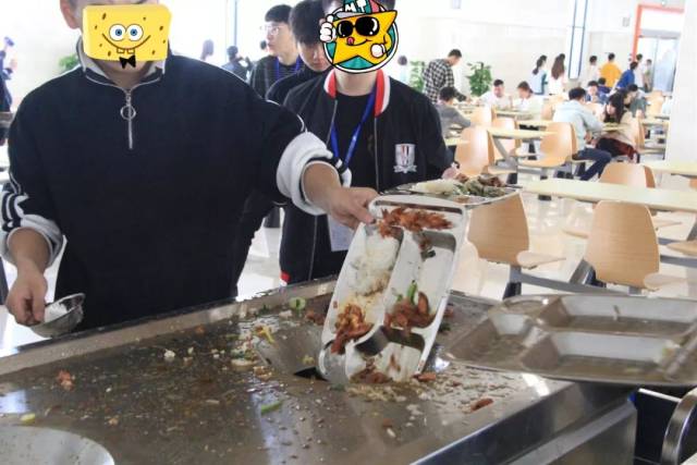 地点:新基地食堂 不文明行为:浪费粮食