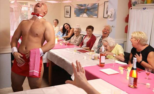 英国89岁老奶奶强烈要求看小鲜肉,养老院护工干得漂亮