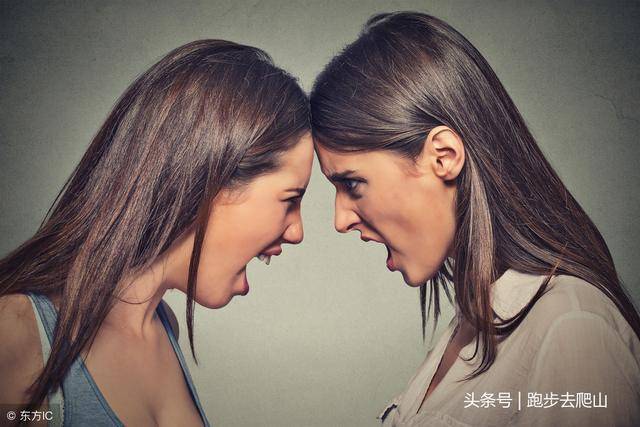两个女人打架.愤怒的妇女尖叫看着对方