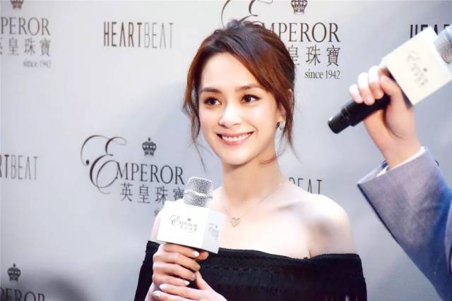 一字肩上衣搭配阔腿裤,轻松穿出大长腿,性感中带点女人味,复古又气质.