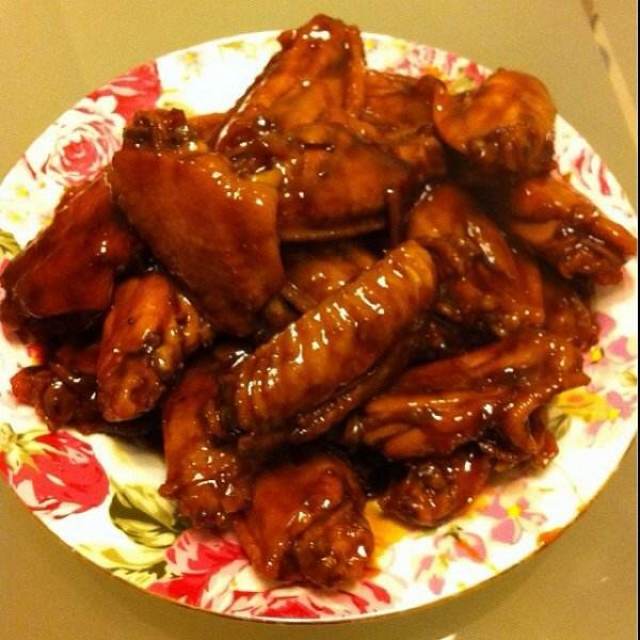 《红烧鸡中翅》鸡翅肥美若斯,色泽红亮的酱汁将白嫩细致的鸡翅包裹,我