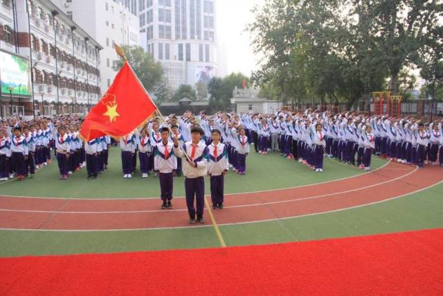 和平区中心小学队员与队旗合影,集体为组织献礼