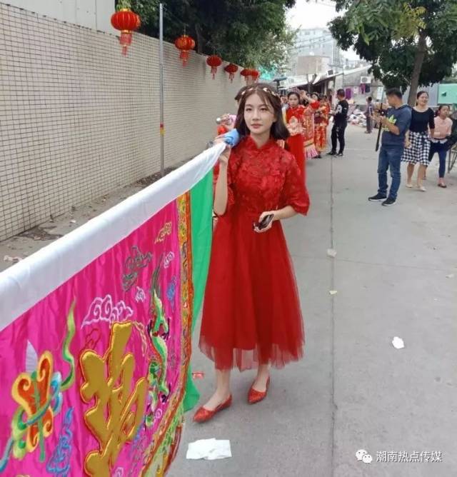 戊戌年陈店九月九迎接圣母,在扛大旗中,有一位美女,受到