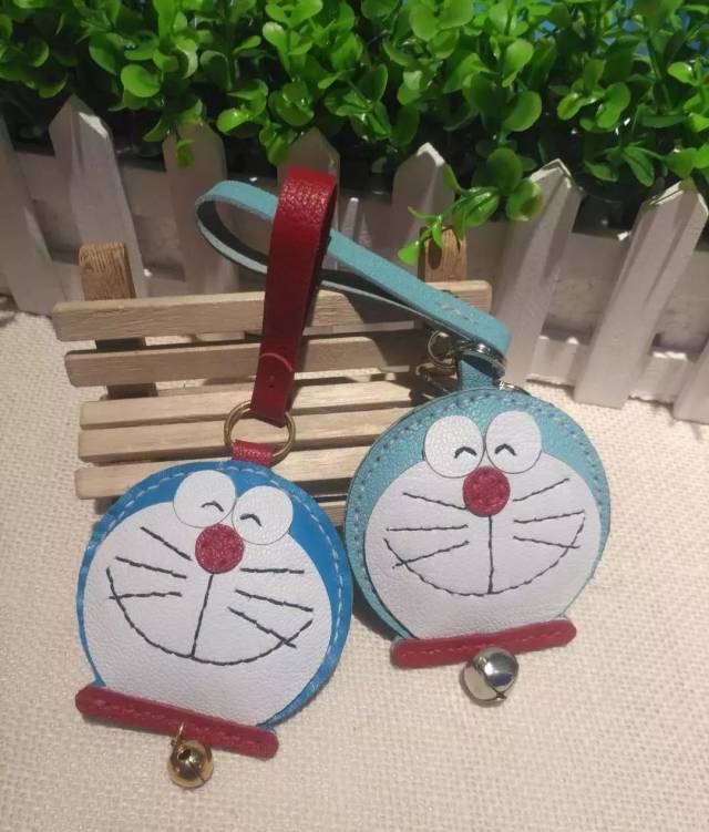 【主题】:【活动预告】七十周年店庆特惠【生活馆】手工课机器猫钥匙扣 【时间】:2018年10月20日上午10:0011:00 【地点】:重庆路新华书店二楼阅悦书吧 【电话】:http://u6.gg/fc5HY 【提示】:88元/人 【说明】: 韩舍手作皮艺工作室成立于2013年,是一家从事手工皮具设计、制作、产品研发和教学体验的夫妻档工作室。 从诞生之初,韩舍手作就追求人文与自然的契合,无论是从皮料、五金等原料采购,还是设计版型、裁剪缝制,都会尽量把皮料最自然的部分体现出来,让内心的专注和热爱渗