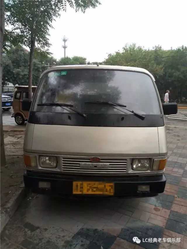 前几天车友jun 在街头偶遇了一辆上世纪九十年代由天津三峰客车有限