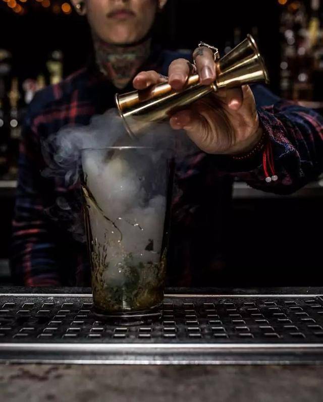 真的,这个调酒师可能是最帅的调酒师了