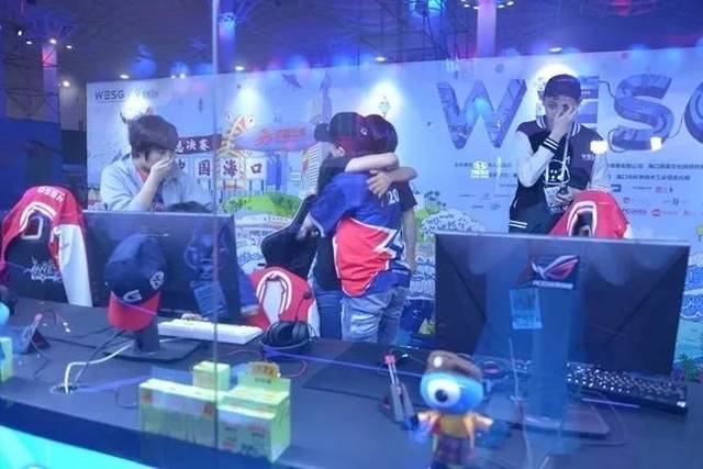 ���ٽ�ɢ���ֱ����ά���й�Ψһһ֧Ů��CS:GOս����;���