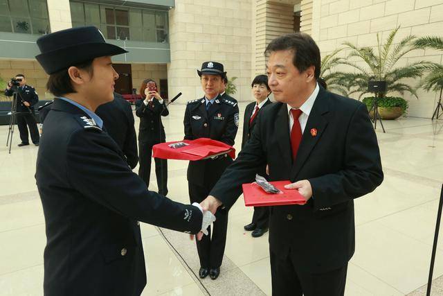 北京法院举行司法警察警衔首次授衔仪式