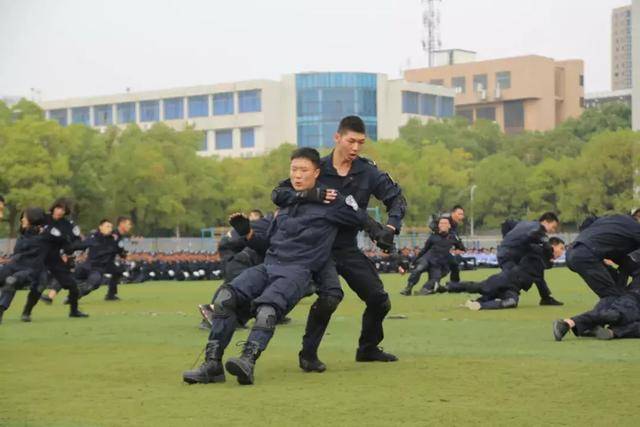 警察学院1700名新生今天接受检阅