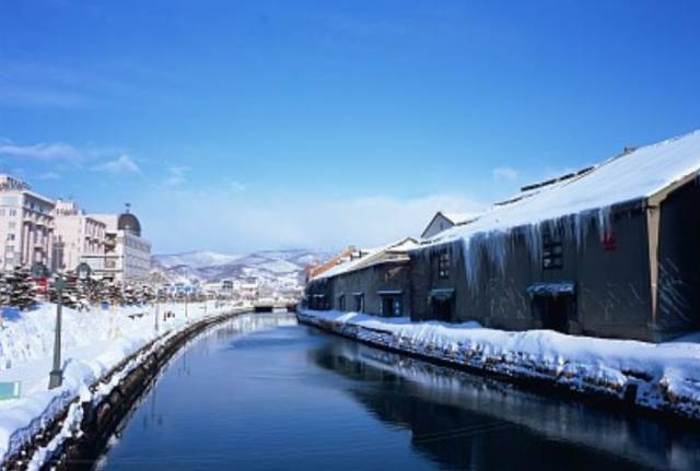 冬季的日本北海道,大雪纷飞,各地的雪祭都接连展开,位于运河边上的