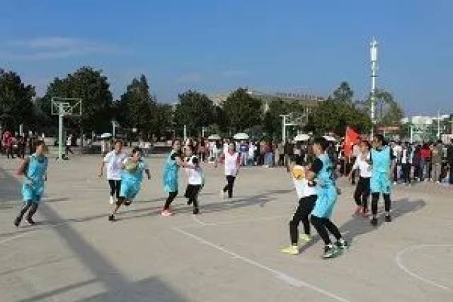 曲靖师范学院第十届"活力杯"篮球赛 10月17日在篮球场正式拉开帷幕.