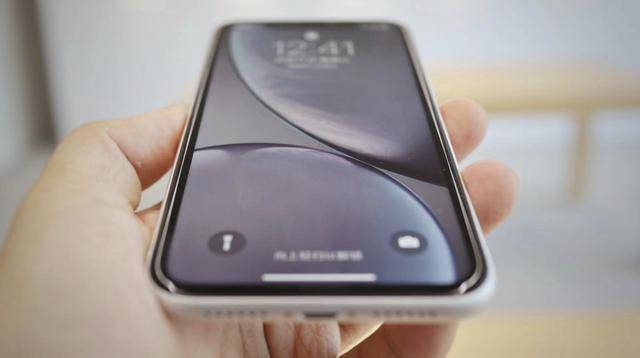 iPhone XR真机上手:大黑边真的令人窒息?或
