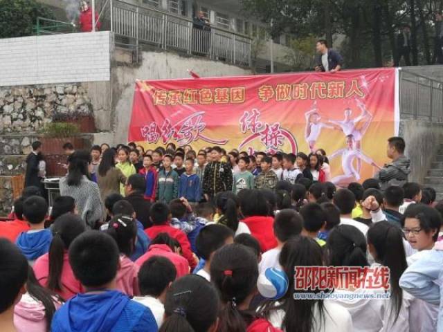 武冈市湾头桥镇泉塘中学举行2018"传承红色基因 争做时代新人"唱红歌