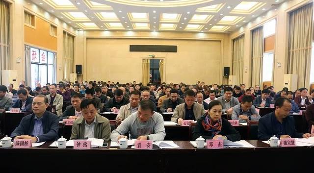 会上,钟世萍就我县创建自治区文明城市工作进行了具体部署.
