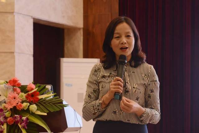 全国优秀班主任,全国名班主任工作室联盟学术委员会副理事长  石梦媛