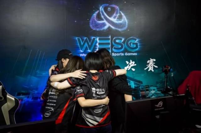 ���ٽ�ɢ���ֱ����ά���й�Ψһһ֧Ů��CS:GOս����;���