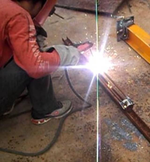 一种新型短肢工字钢悬挑脚手架------花篮拉杆工具式悬挑架施工工法
