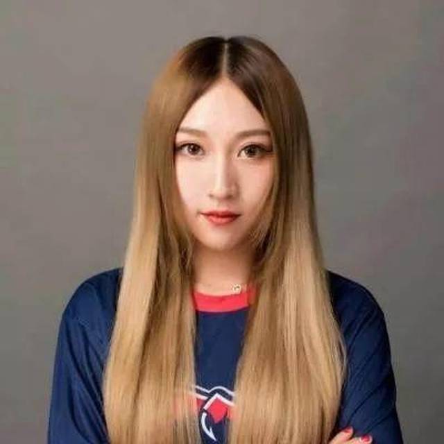 ���ٽ�ɢ���ֱ����ά���й�Ψһһ֧Ů��CS:GOս����;���