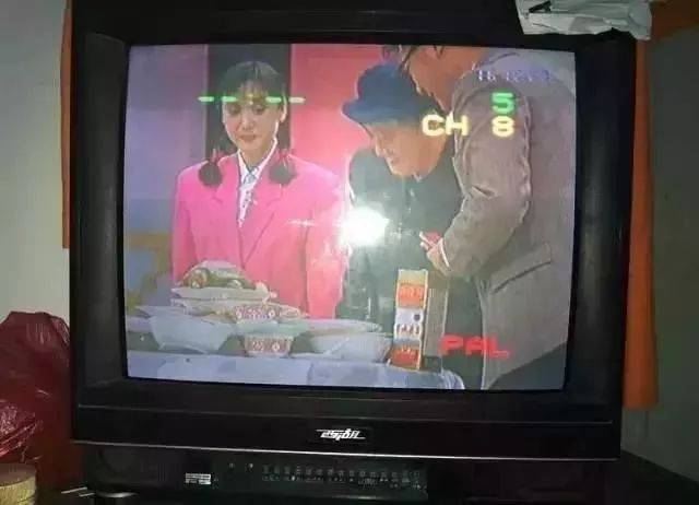 90年代操办一场婚事 能让生活发生翻天覆地的变化 不要黑白电视要
