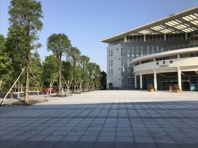 2017年大学城校区文化广场 2018年大学城校区图书馆广场