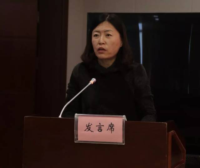 包一中校长赵文梅作交流