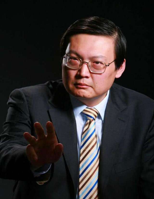 老梁也一句话说出了对冯绍峰的评价,很是犀利啊.