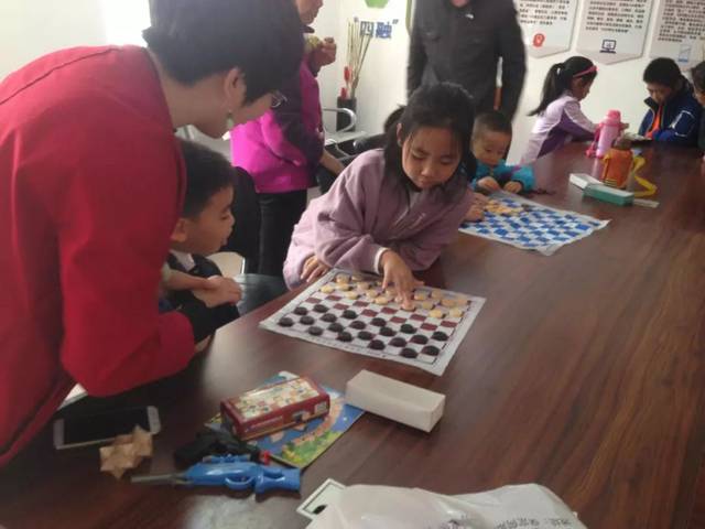 妈妈说"孩子自从学会国际跳棋后,每天在家闲下来就拉着我和她爸爸跳棋