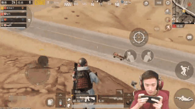 刺激战场: 不求人挑战国际服, 却遇到神奇一幕, 自己都看懵了!