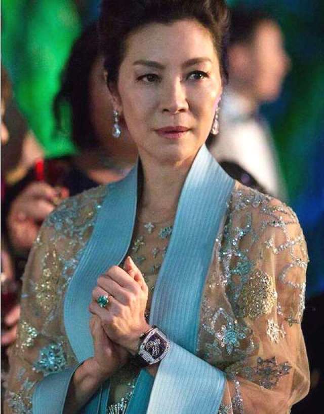 猜猜crazy rich asians剧中杨紫琼手上的那枚祖母绿戒指有多