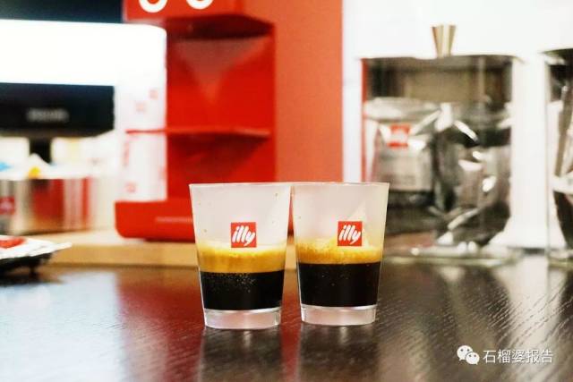 illy的意大利老伯伯用咖啡机现场制作了两杯浓缩咖啡espresso,让我