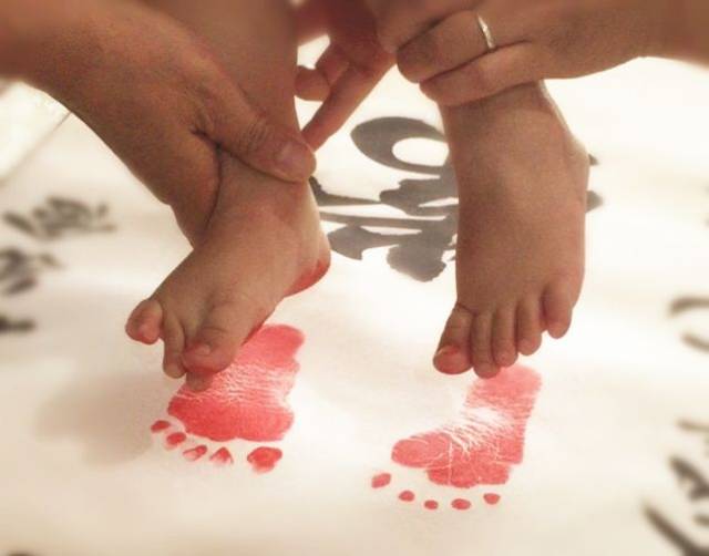 抖音艺术品一哥——"知足常乐·小孩脚印书法",送给孩子一周岁最好的