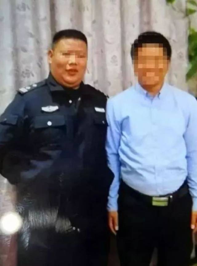 到现场后,男子随即被等候多时的便衣警察逮个正着.