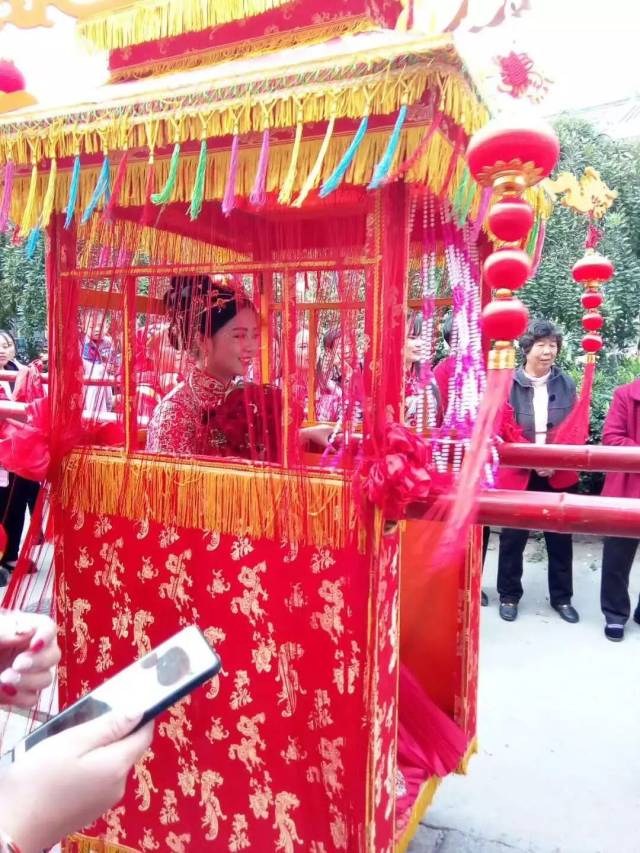 运城街头惊现复古婚礼,新郎骑马新娘坐轿引路人驻足围观!