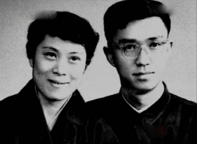 1946年秋,谢晋和妻子 徐大雯在上海举行婚礼,由他的老师洪深证婚.