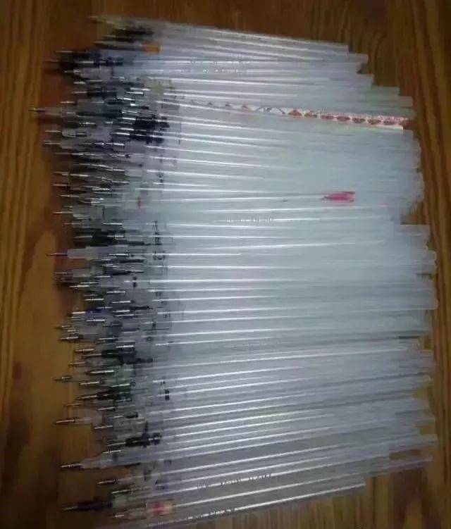 还有媒体报道,江苏省常州的吴沁如在高三一年用掉了189支笔芯.