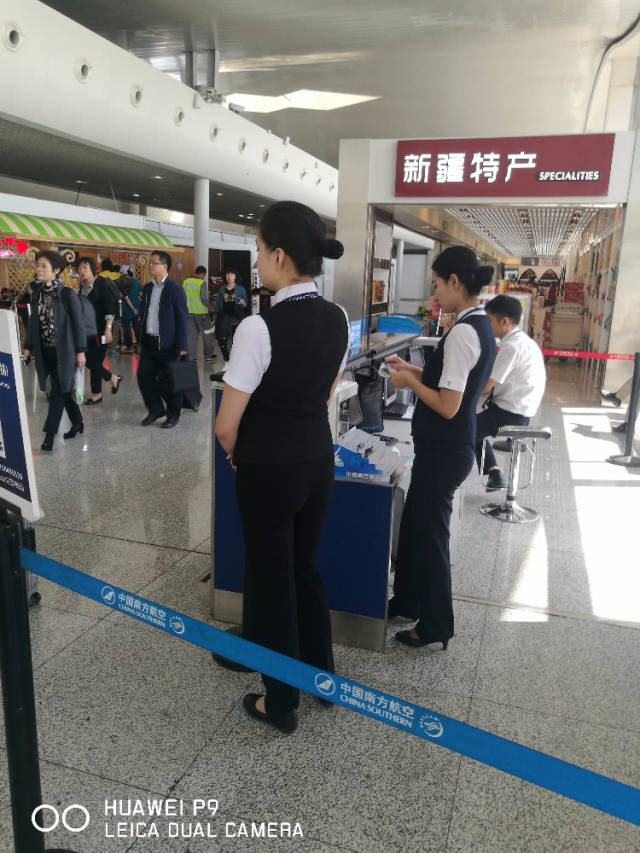 机场检票口美女一身职业装,展示凹凸美丽身材,更显职业女性美