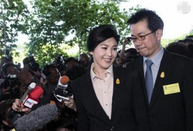 她被他信带入政坛,是泰国首位女总理,对抗巴育之余感受家庭温暖