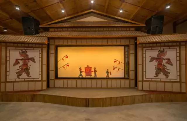 在这里,可以欣赏《爬楼》·皮影戏 世界首座专业皮影戏馆 中国第一台