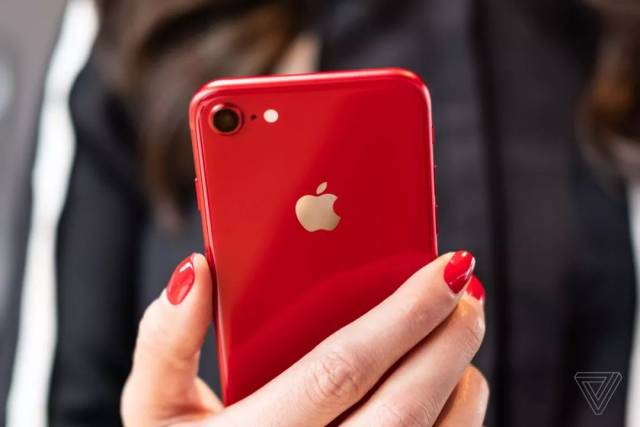 iphone xr 黑色和白色目前仍可在首发当天到货,蓝色,红色和珊瑚色已经