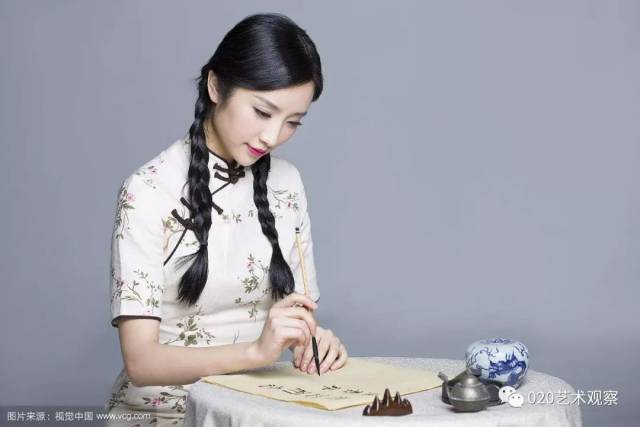 强烈建议女人学学书法,她写书法的样子,真美!