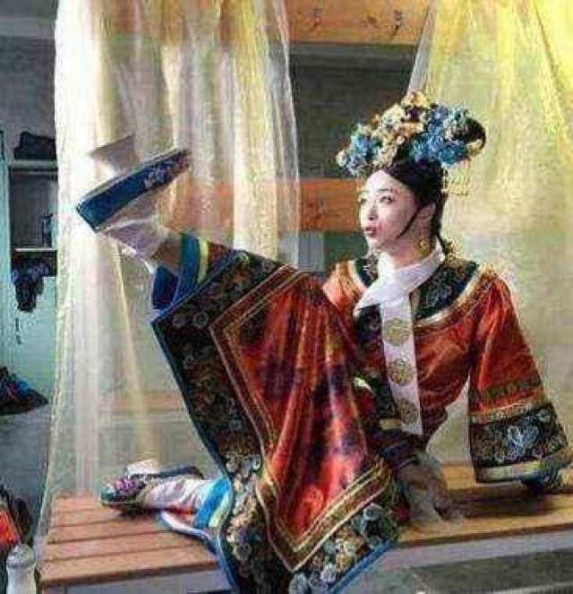 清朝后宫的妃子们为什么都戴指甲套?原来是这个原因,颠覆你三观