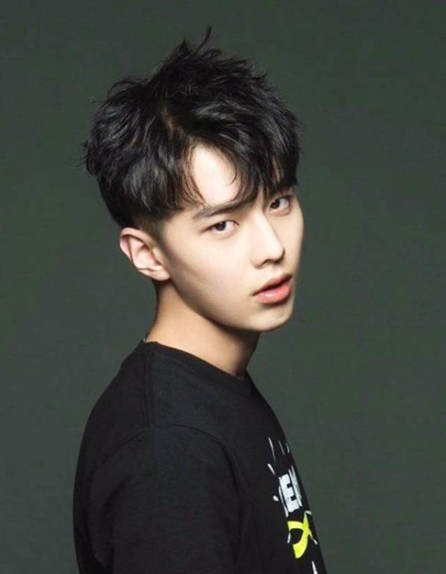 当前季节流行的男士发型, 18年了你还在"两边剪短"?