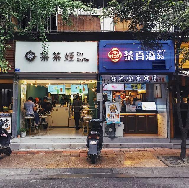 2公里外的 较场坝中街,奶茶店们同样簇拥得热闹.
