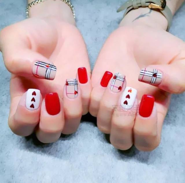 头版美甲 | burberry的经典格纹,秒变最in潮人