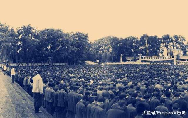 毛主席逝世后的场景: 图2为悲痛欲绝的学生, 图11位首都百万群众在