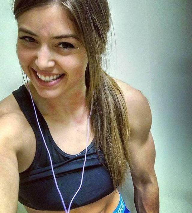 女孩一身腱子肌肉, 能抓举重量400磅, 还能扛起