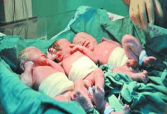 产妇突然喊肚子疼, 紧急剖腹手术后, 看到宝宝后家人都乐傻了