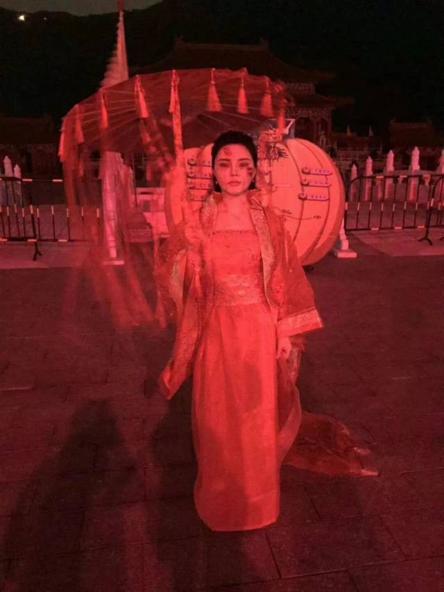 红衣女鬼,随处飘荡