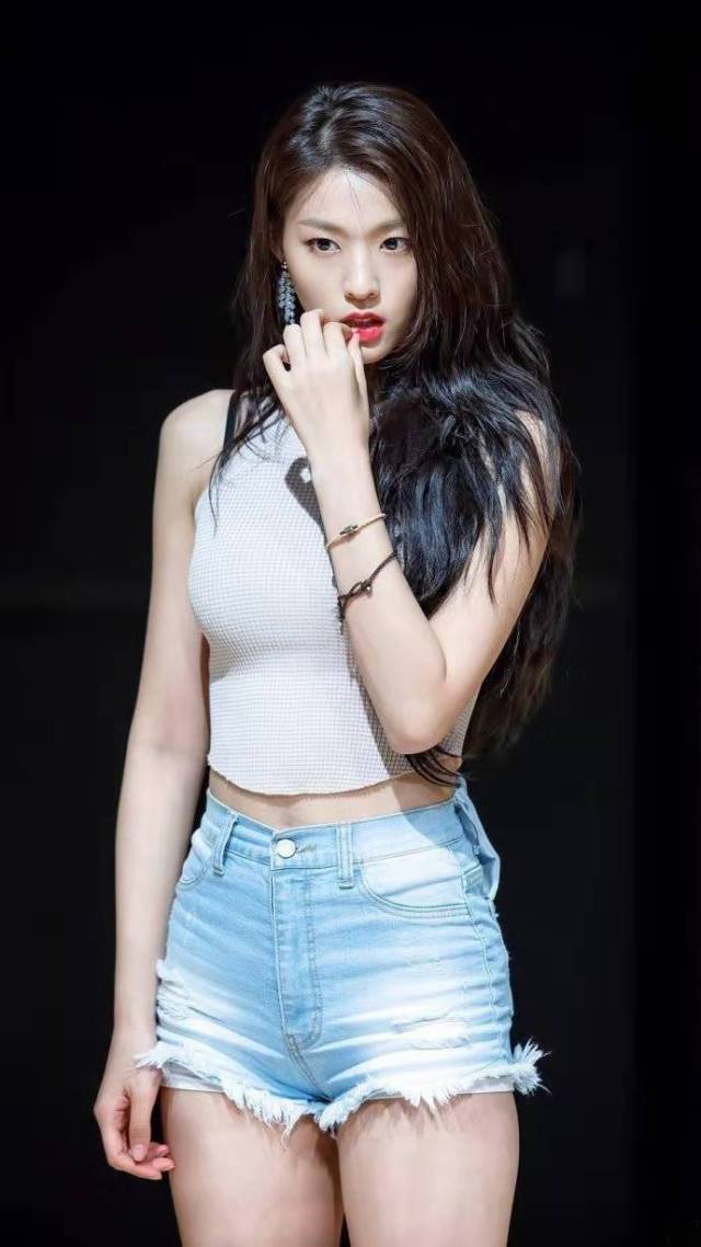 女神金雪炫穿热裤大秀小蛮腰,网友:肤白貌美大长腿!
