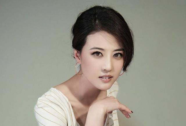 拥有可爱兔牙的女明星,个个颜值高身材好,可惜感情方面都挺曲折